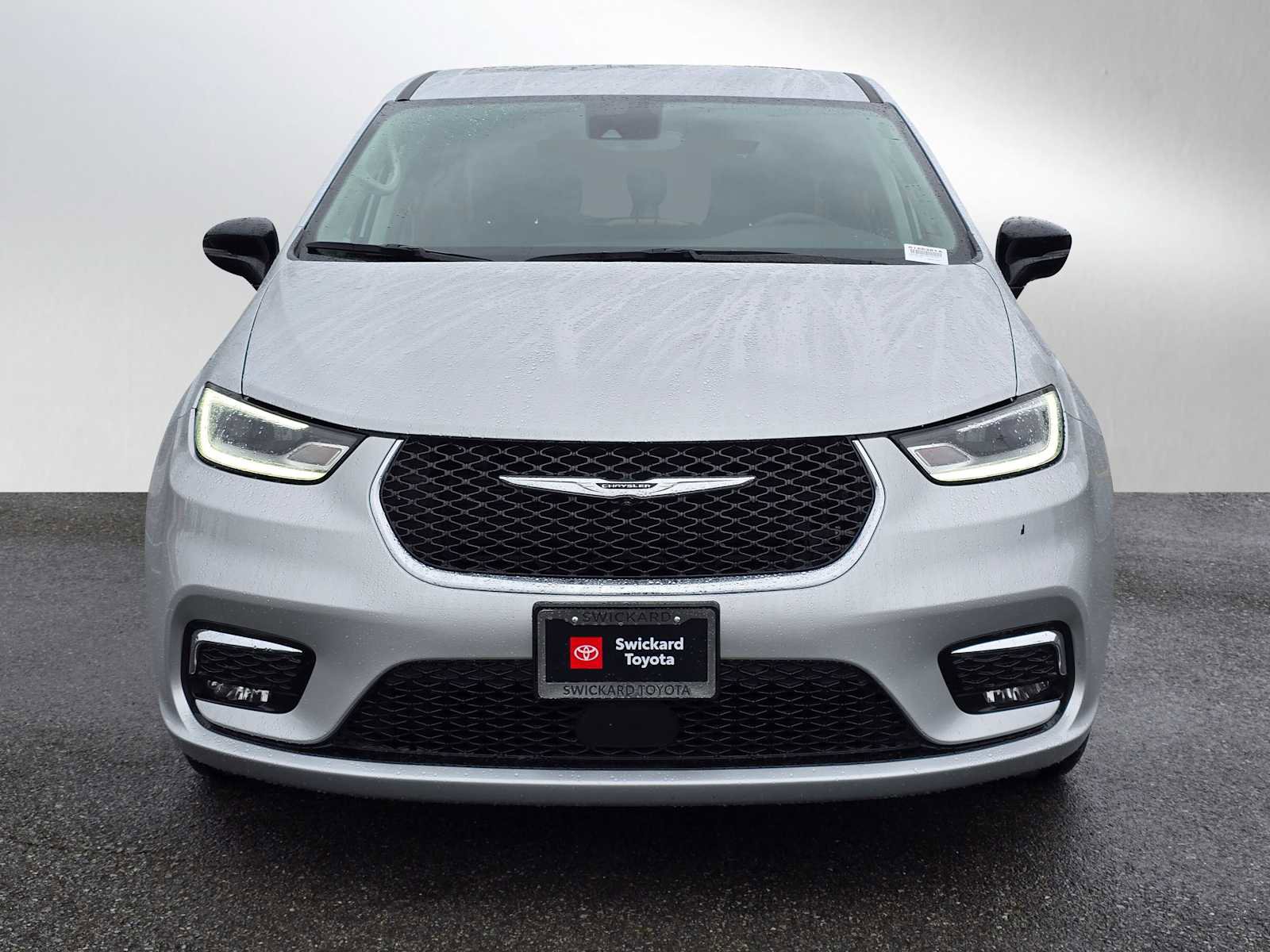 Used 2024 Chrysler Pacifica Touring-L image 2