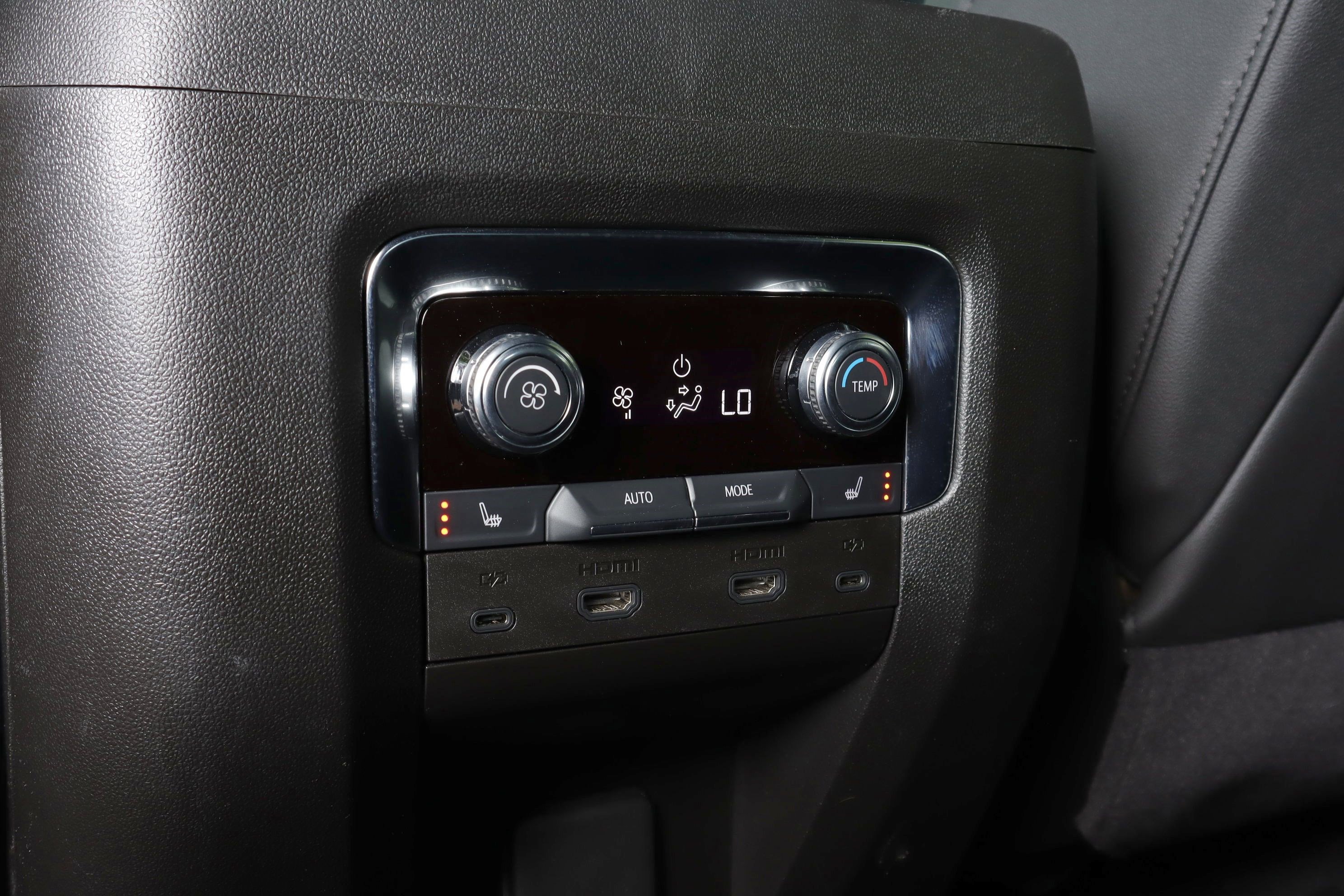 Used 2025 GMC Yukon AT4 w/ AT4 Premium Plus Package AWD/4WD image 32