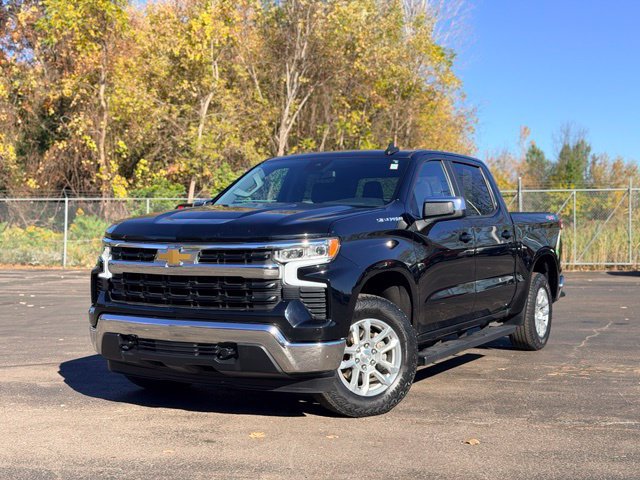 Used 2022 Chevrolet Silverado 1500 LT AWD/4WD image 2