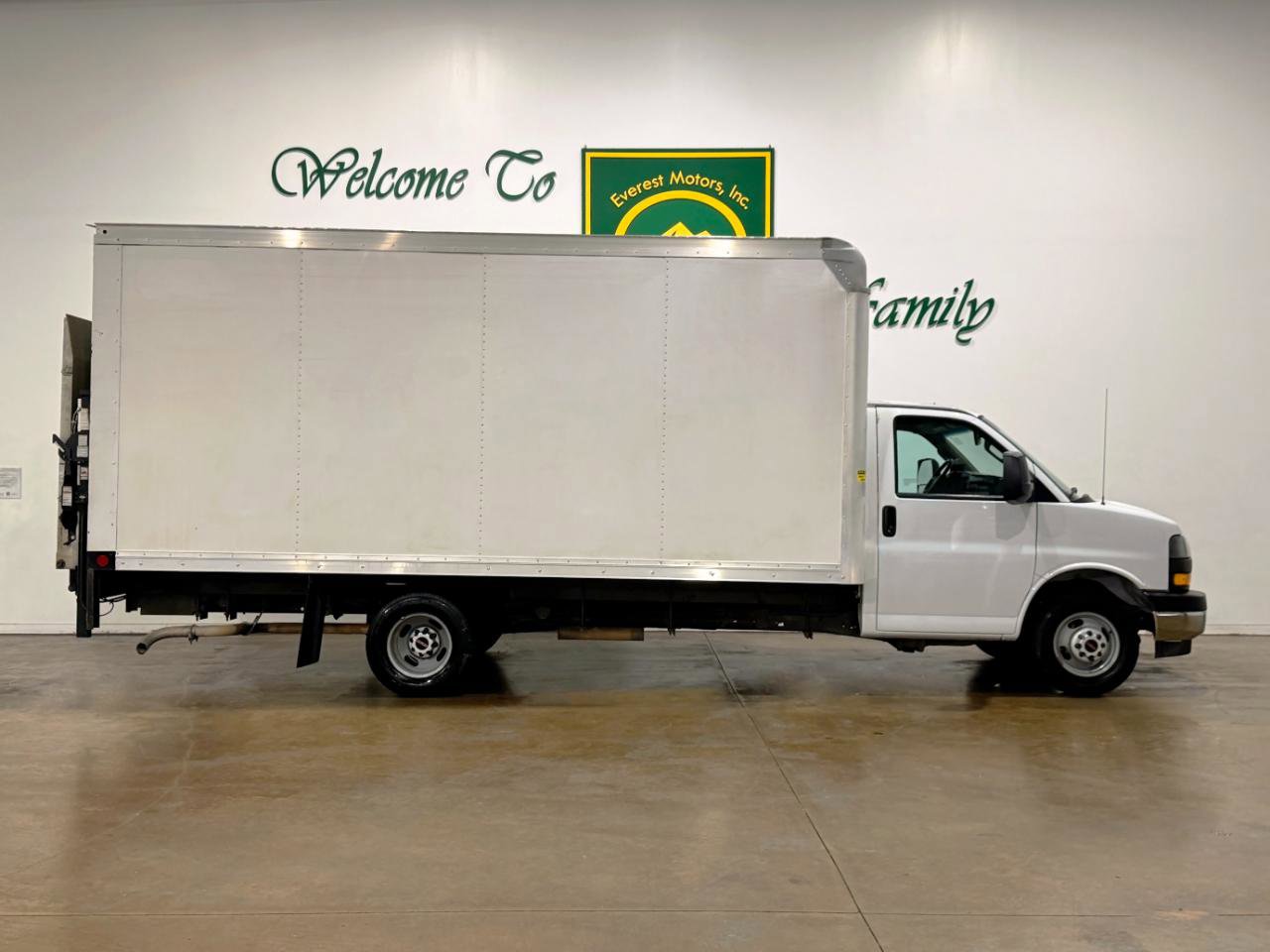 Used 2023 GMC Savana 3500 Extended w/ Power Convenience Package RWD image 2