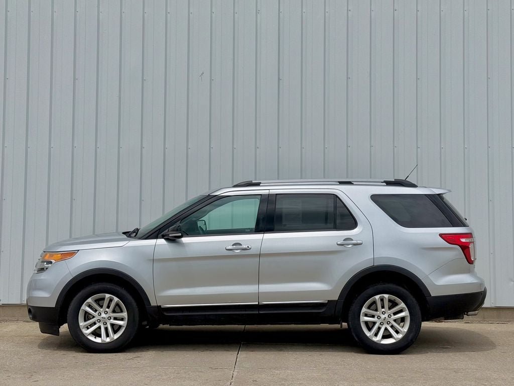 Used 2015 Ford Explorer XLT AWD/4WD image 3