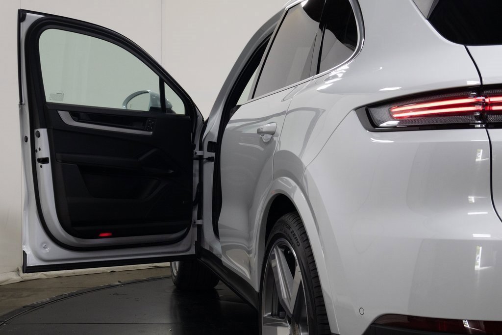 Used 2025 Porsche Cayenne image 19