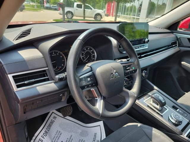 Used 2023 Mitsubishi Outlander SE Black Edition image 10