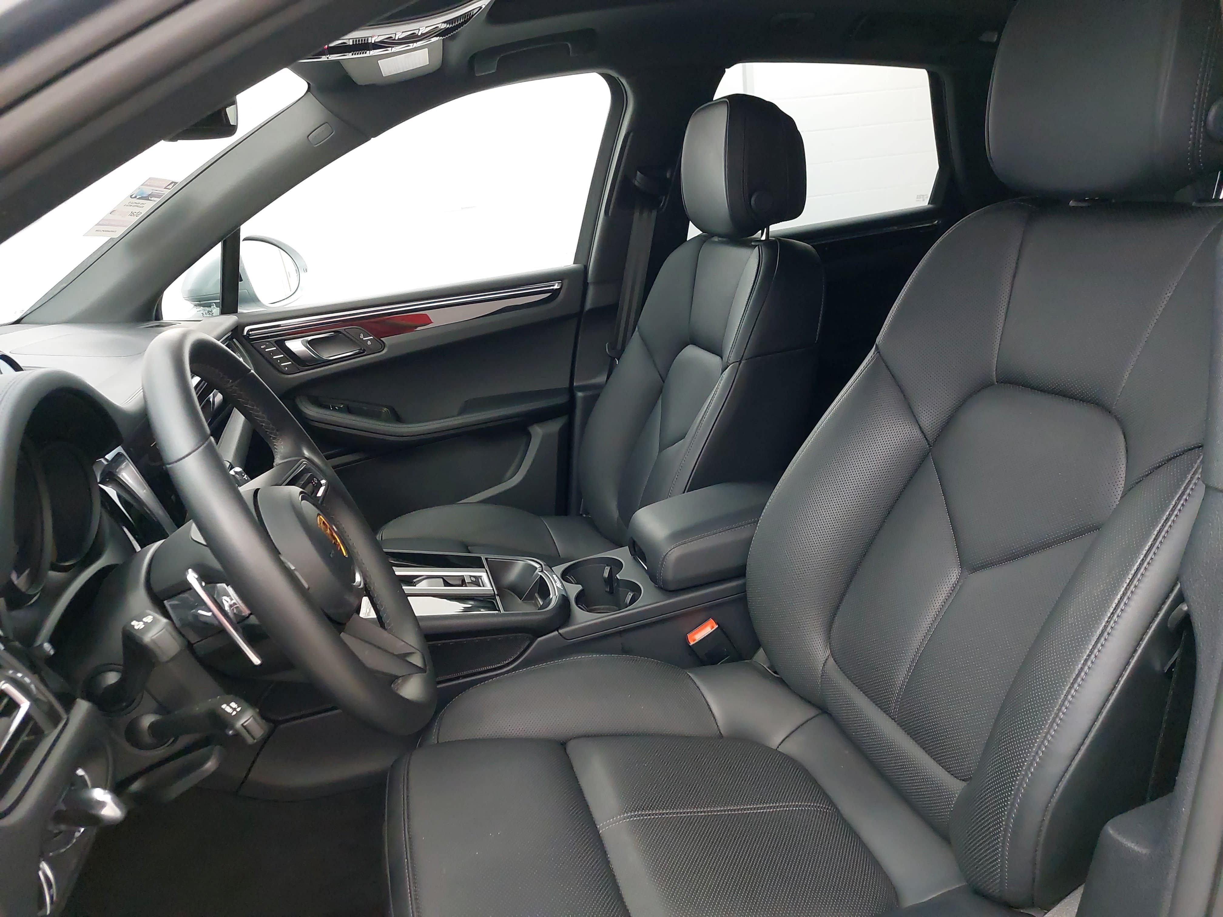 Certified 2026 Porsche Macan AWD/4WD image 17