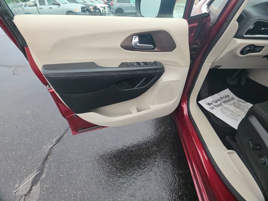 Used 2023 Chrysler Voyager LX FWD image 11
