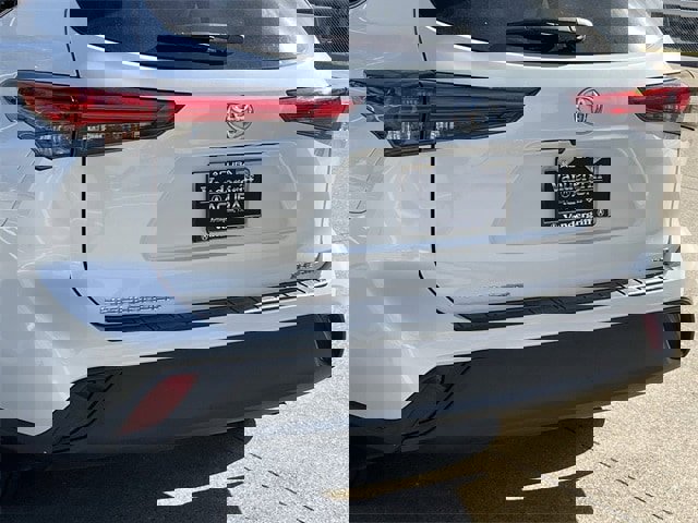 Used 2023 Toyota Highlander XLE image 6