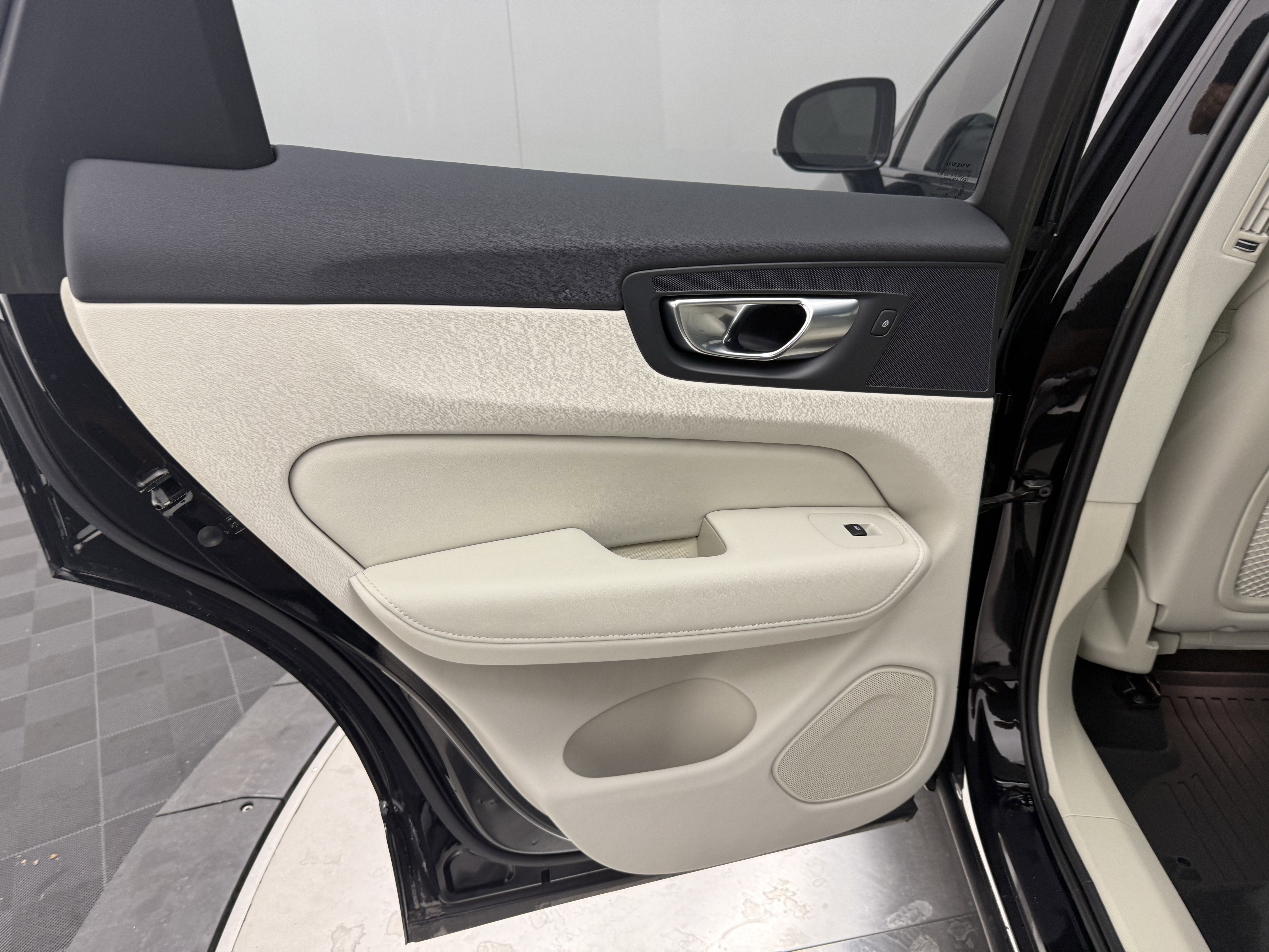 Certified 2023 Volvo XC60 B6 Ultimate w/ Protection Package Premier AWD/4WD image 24