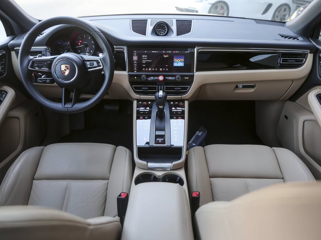 Certified 2026 Porsche Macan AWD/4WD image 32