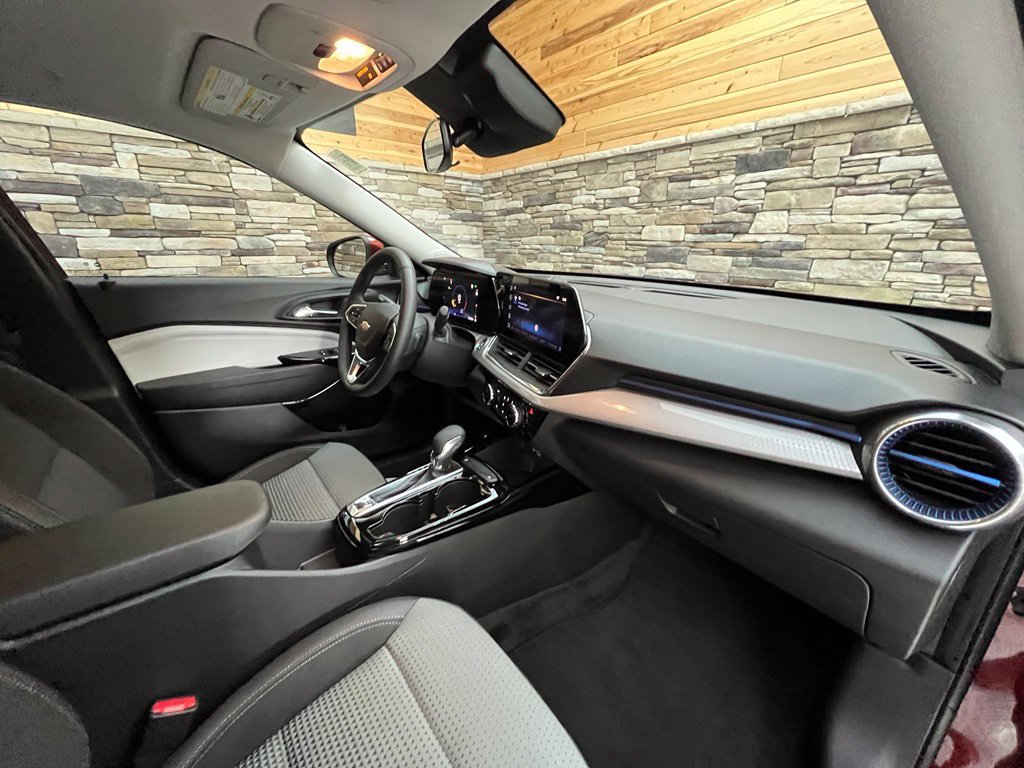 Used 2024 Chevrolet Trax LT w/ Driver Confidence Package FWD image 22