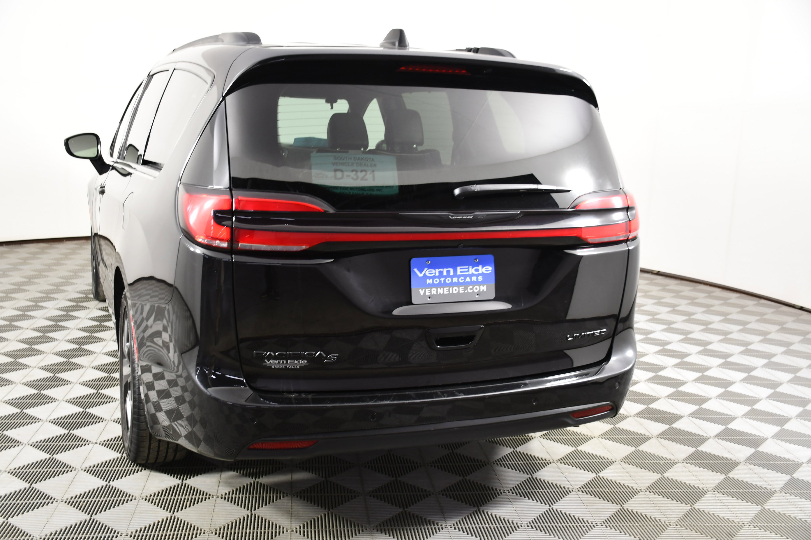Used 2025 Chrysler Pacifica Limited image 7