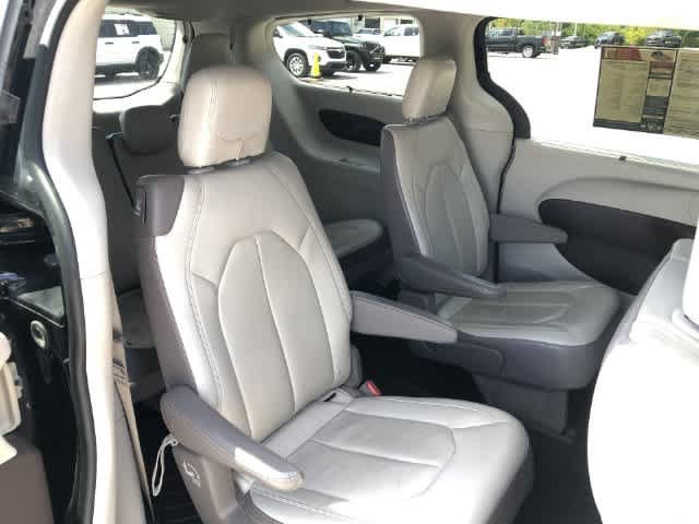 Used 2017 Chrysler Pacifica Touring-L FWD image 17