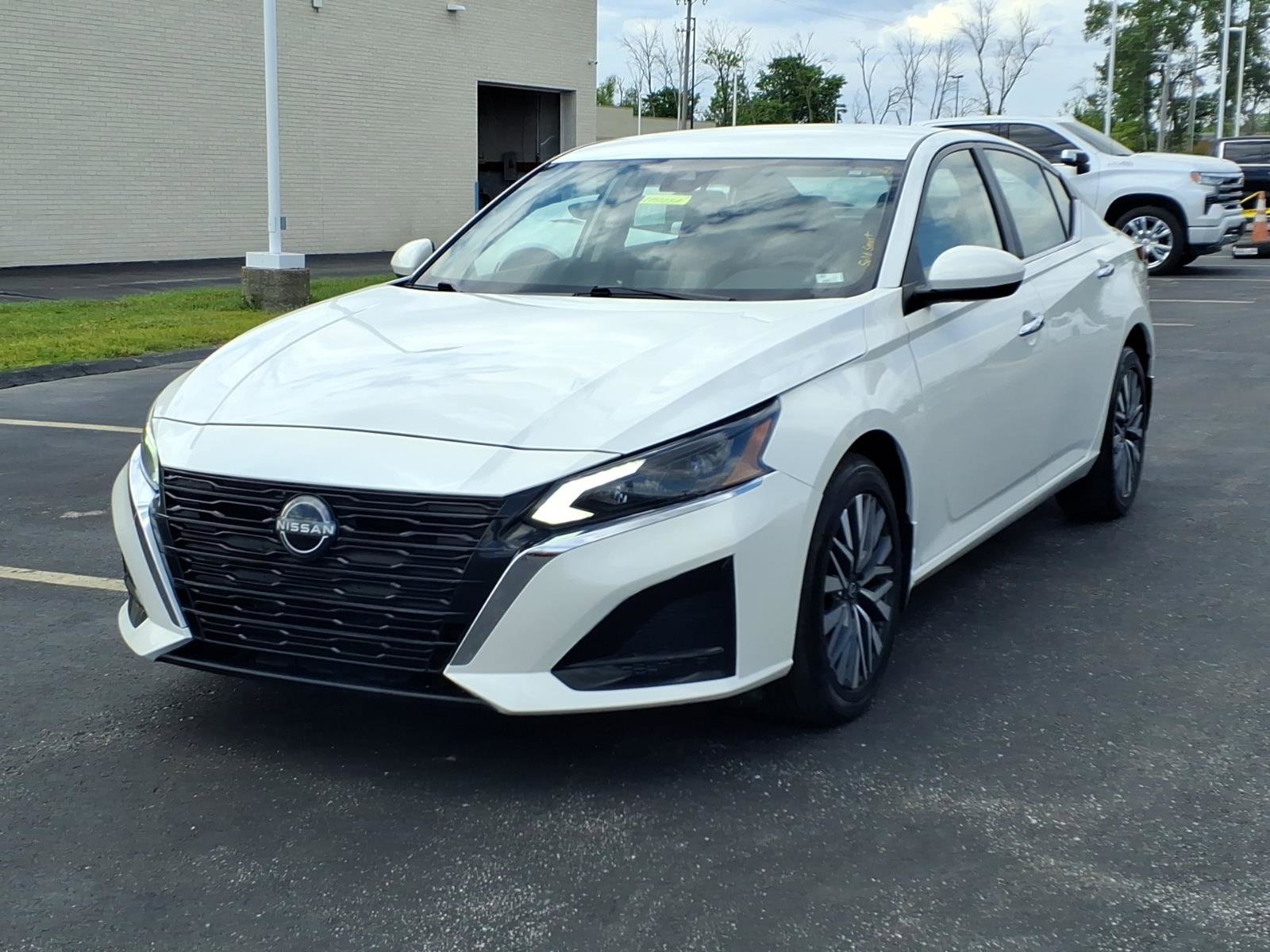 Used 2023 Nissan Altima 2.5 SV AWD/4WD image 2