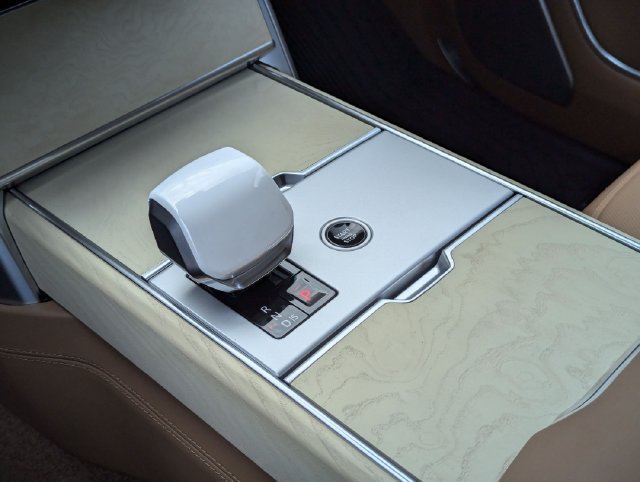 Certified 2025 Land Rover Range Rover SV AWD/4WD image 9