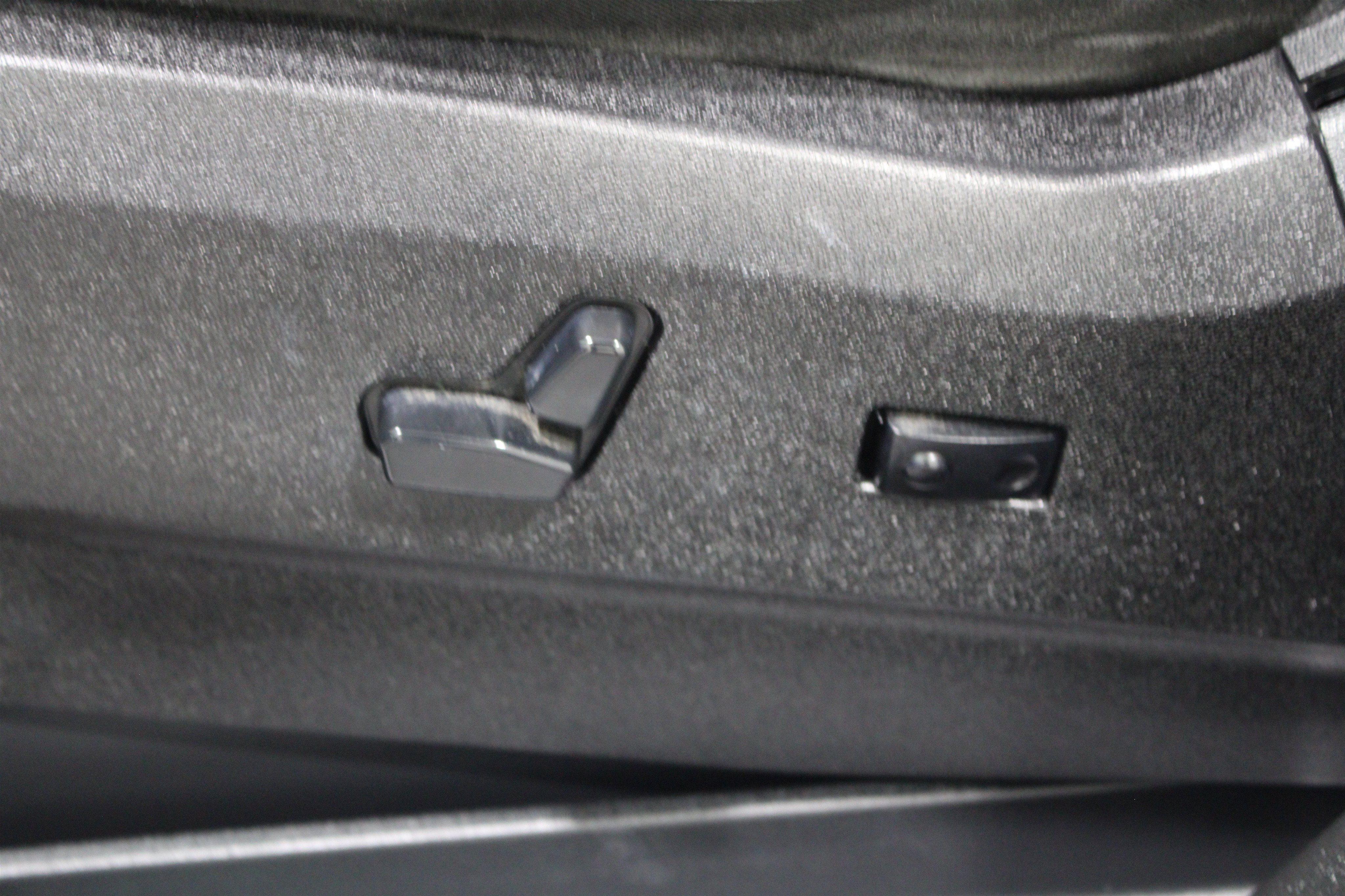 Used 2014 Chrysler Town & Country S FWD image 5