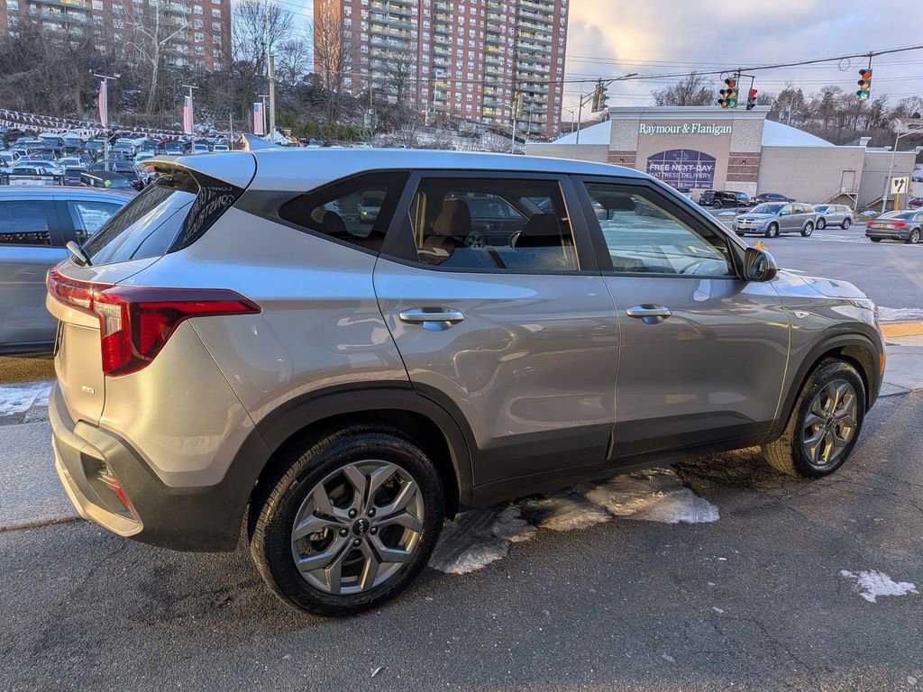 Certified 2025 Kia Seltos LX image 5