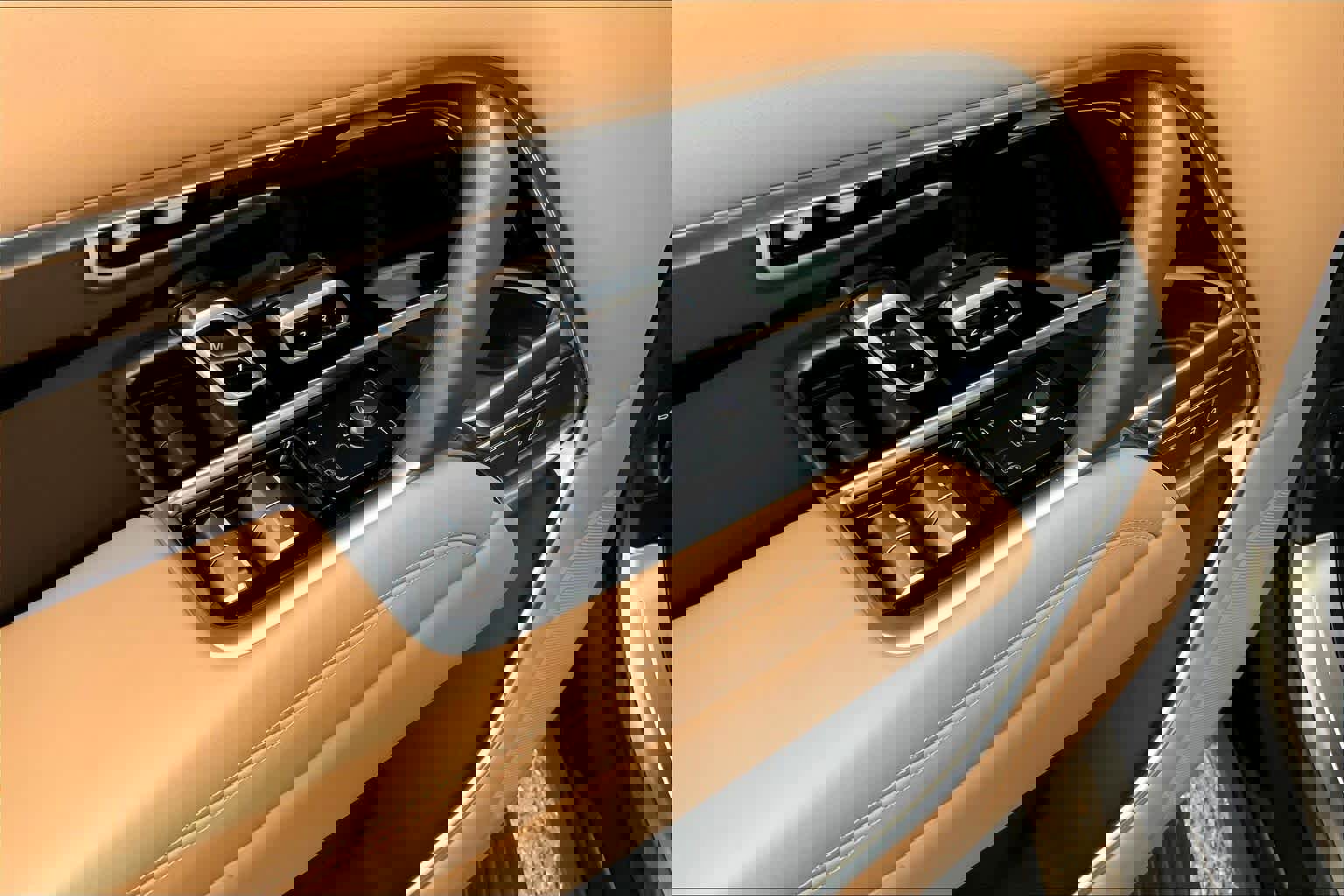 New 2025 Land Rover Range Rover Long Wheelbase SE image 17