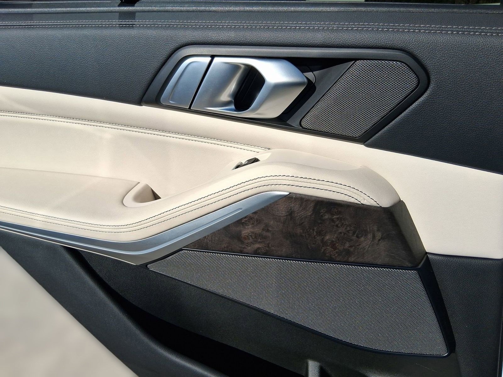 Used 2021 BMW X5 xDrive40i w/ M Sport Package image 27