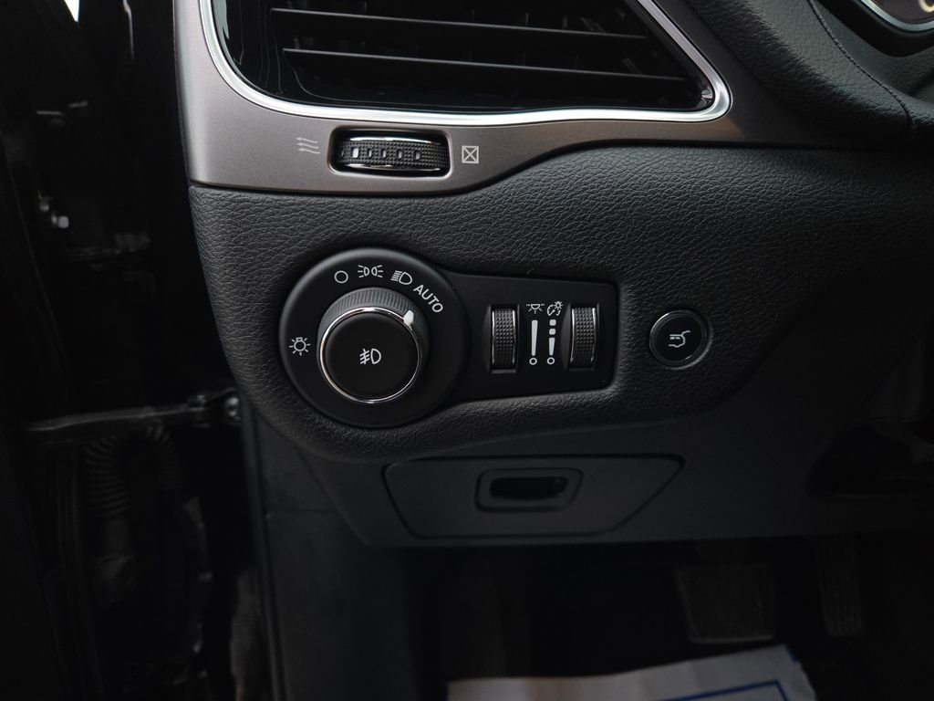 Used 2020 Jeep Cherokee Limited image 13