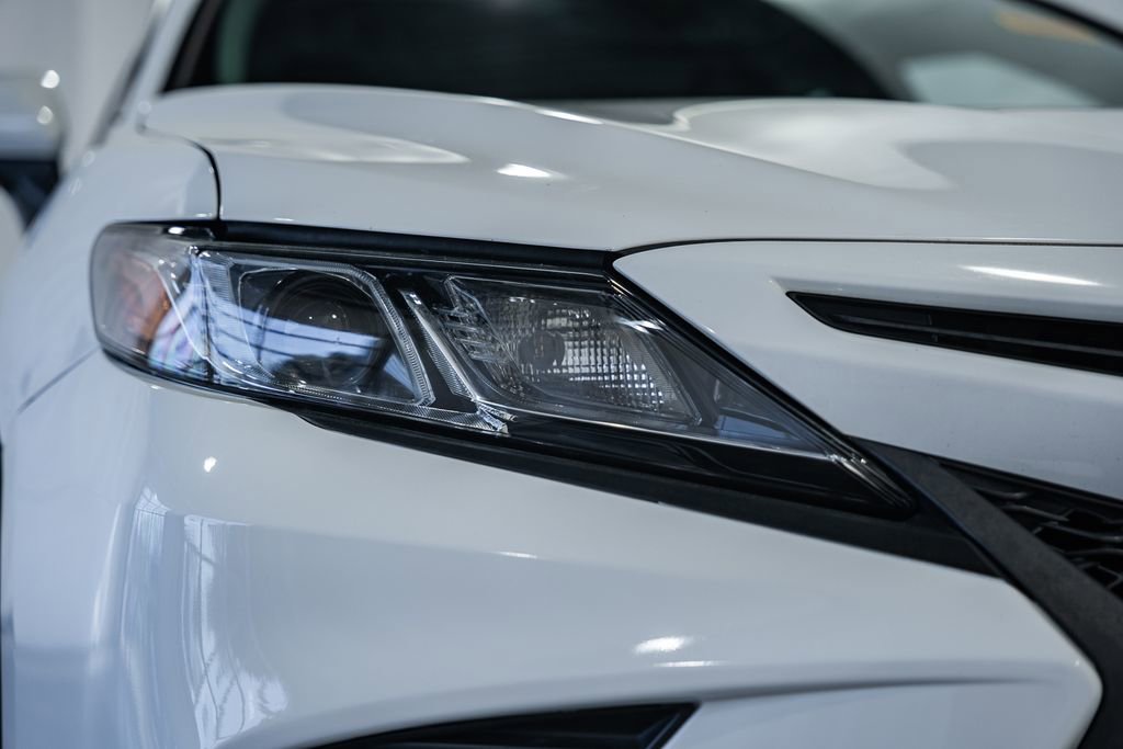 Used 2018 Toyota Camry SE w/ Moonroof Package image 11