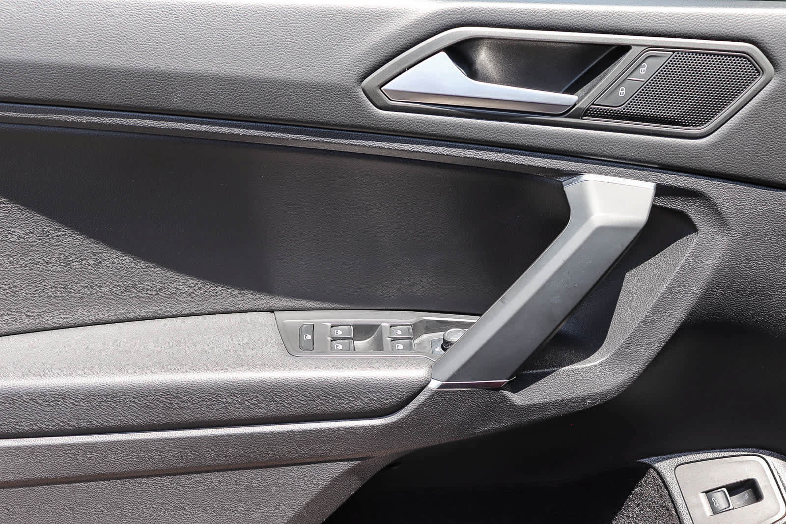 Used 2020 Volkswagen Tiguan SEL FWD image 21