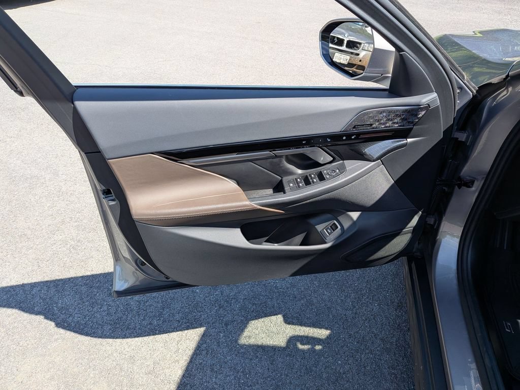 Used 2024 BMW 530i xDrive w/ Premium Package AWD/4WD image 8