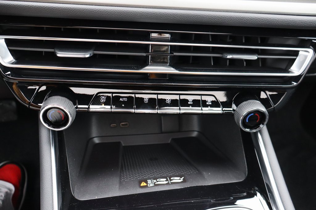 Used 2025 Chevrolet Traverse LT w/ Sun and Wheel Package image 13