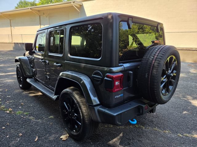 Used 2022 Jeep Wrangler Unlimited Sahara w/ Cold Weather Group AWD/4WD image 10