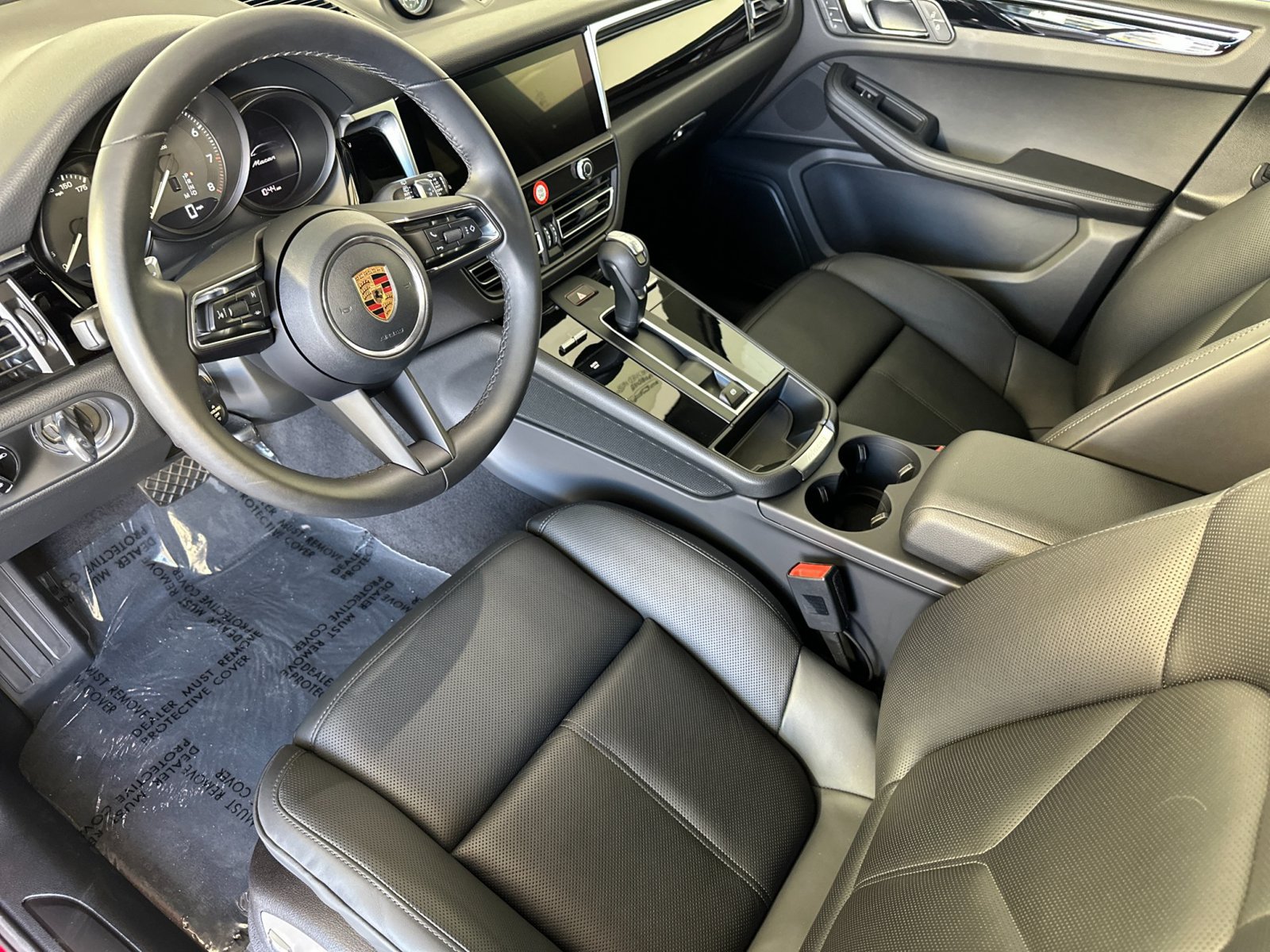 Certified 2026 Porsche Macan AWD/4WD image 4