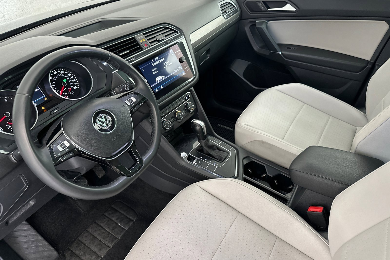 Used 2020 Volkswagen Tiguan SE w/ Panoramic Sunroof Package FWD image 9