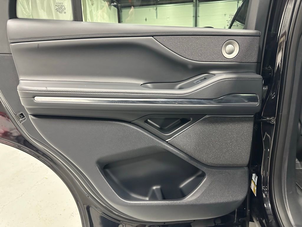 Used 2025 Lincoln Navigator Reserve image 44