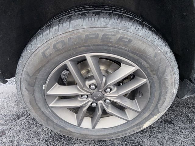 Used 2017 Jeep Grand Cherokee Laredo image 23