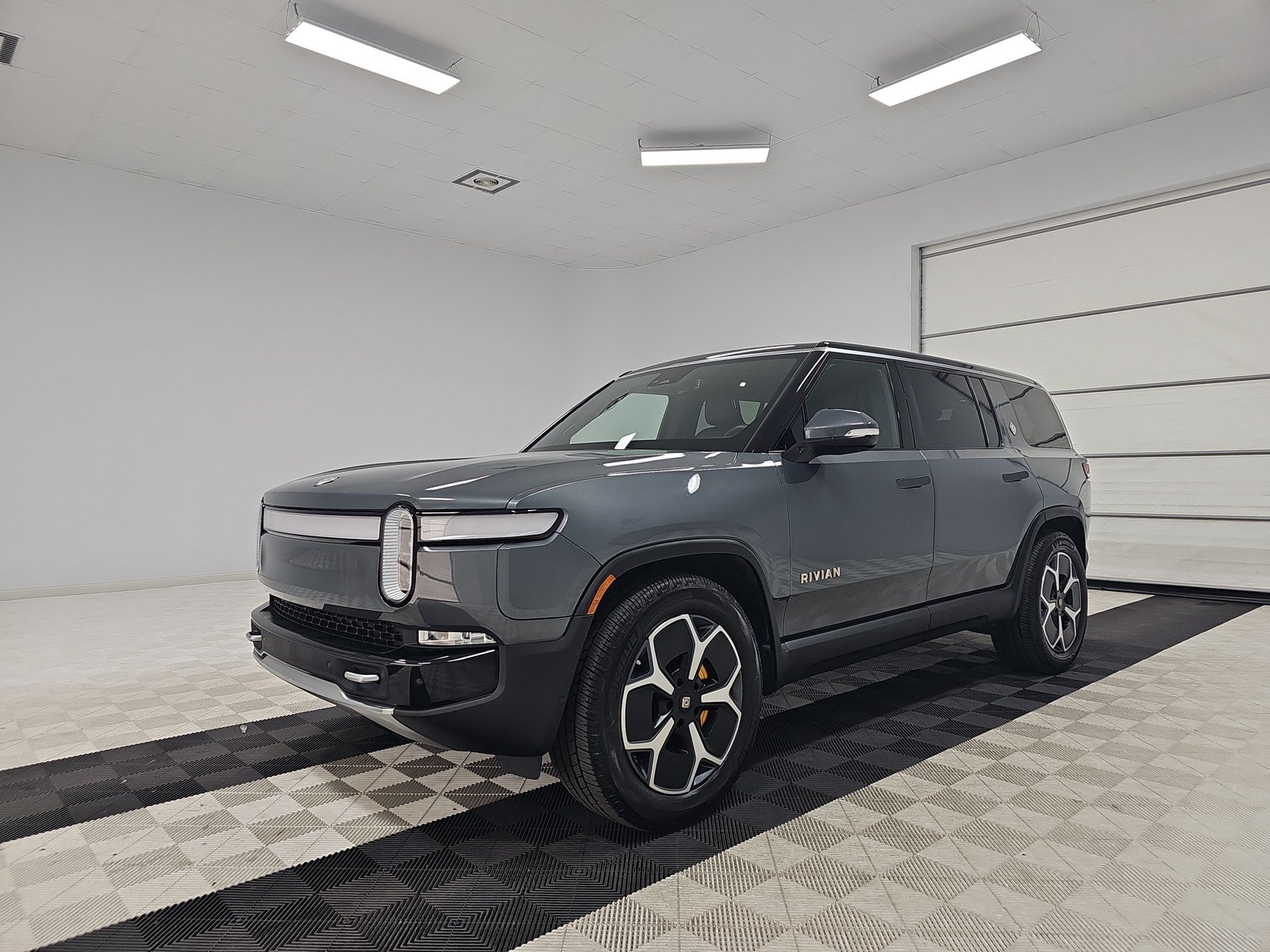 Used 2023 Rivian R1S Adventure AWD/4WD image 1