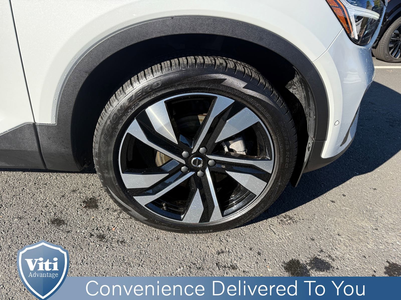 Certified 2024 Volvo XC40 B5 Ultimate w/ Protection Package Premier image 15