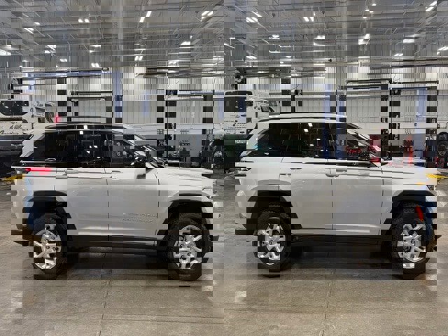 New 2025 Jeep Grand Cherokee Laredo w/ Luxury Tech Group I image 2