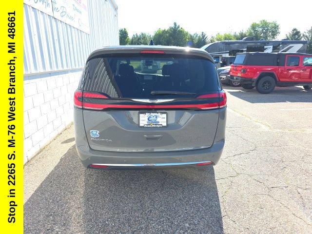 Used 2023 Chrysler Pacifica Touring-L FWD image 9