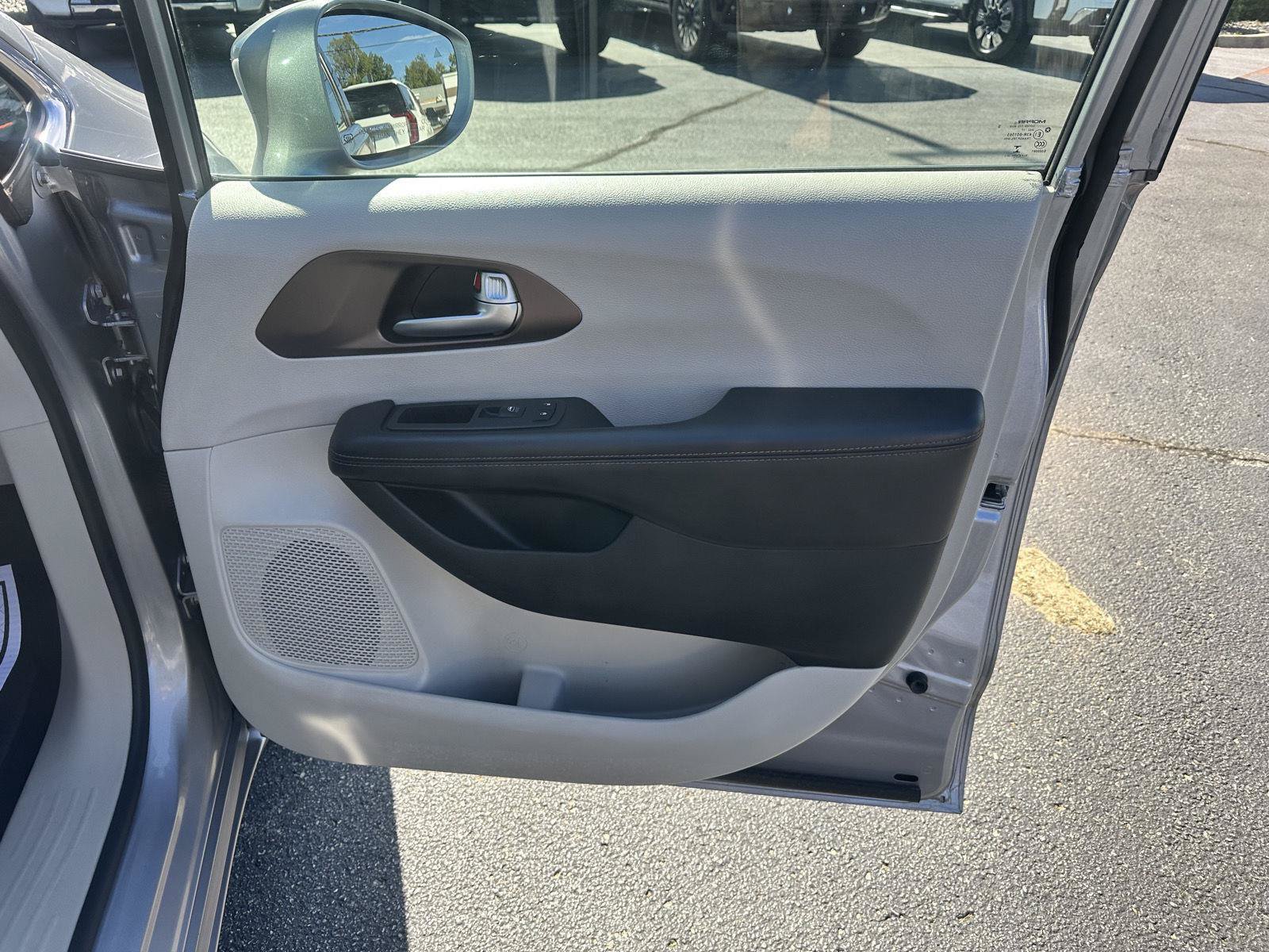 Used 2018 Chrysler Pacifica Touring-L FWD image 13