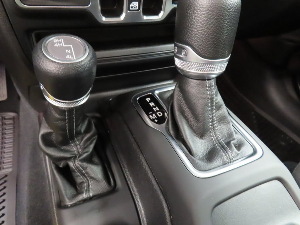Used 2024 Jeep Wrangler Unlimited Sahara w/ Technology Group AWD/4WD image 59