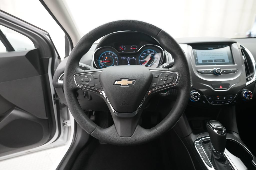 Used 2017 Chevrolet Cruze LT w/ Convenience Package FWD image 4