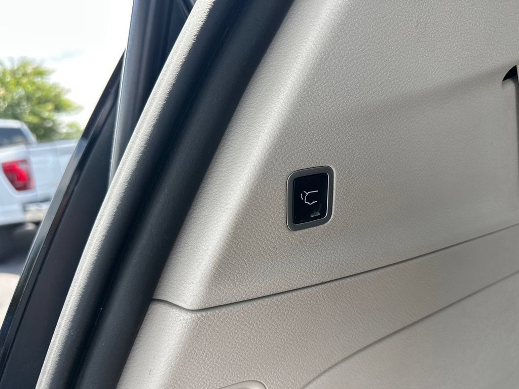 Used 2019 Chrysler Pacifica Limited FWD image 19