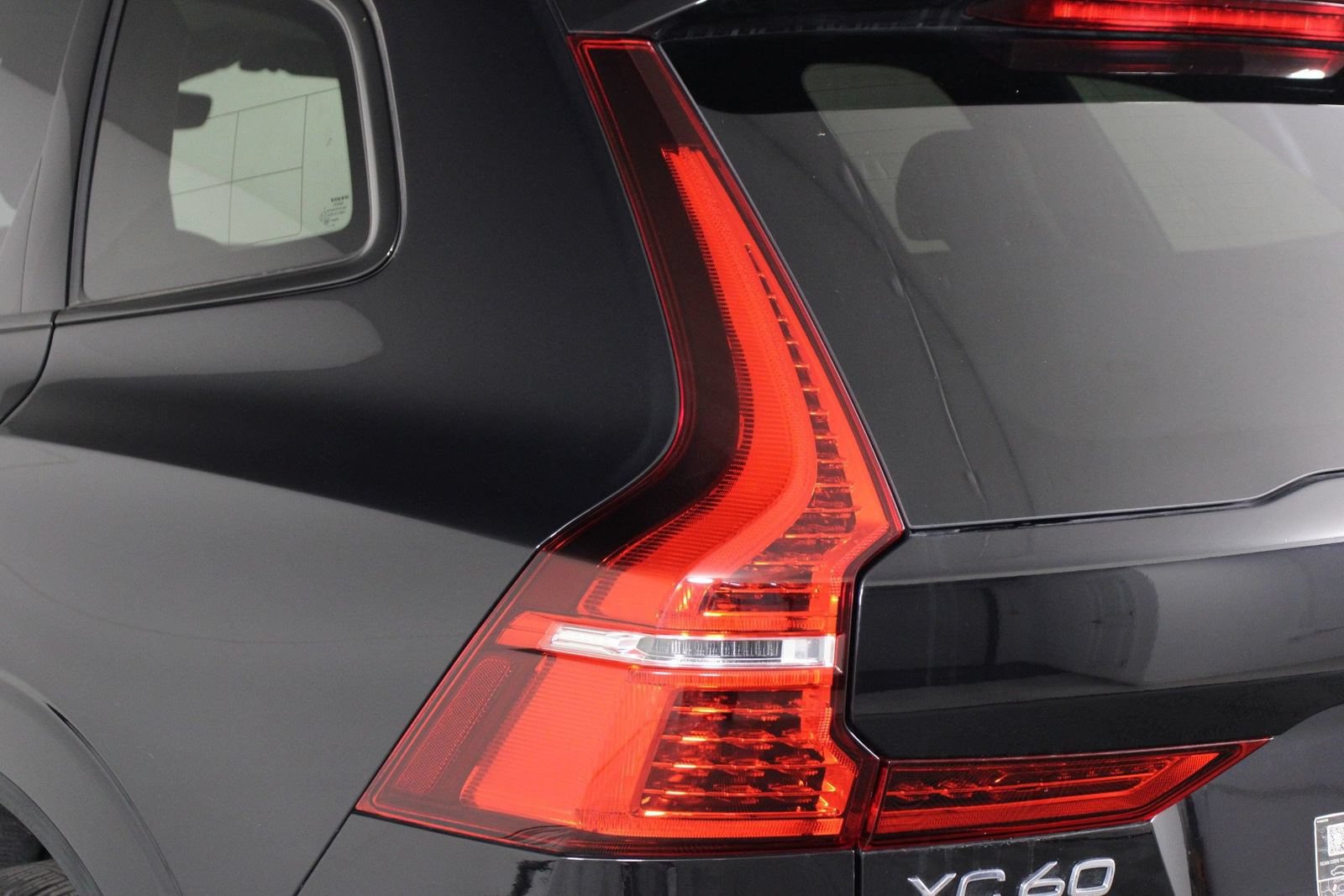 Certified 2025 Volvo XC60 B5 Plus AWD/4WD image 18