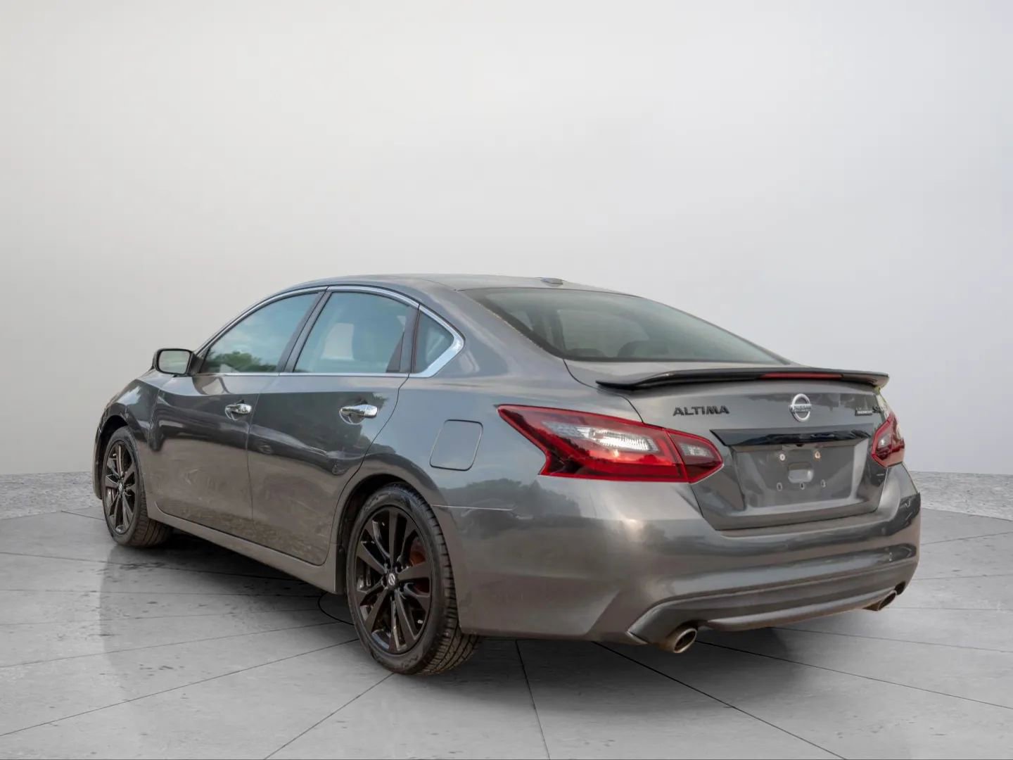Used 2018 Nissan Altima 2.5 SR w/ SR Midnight Edition image 3