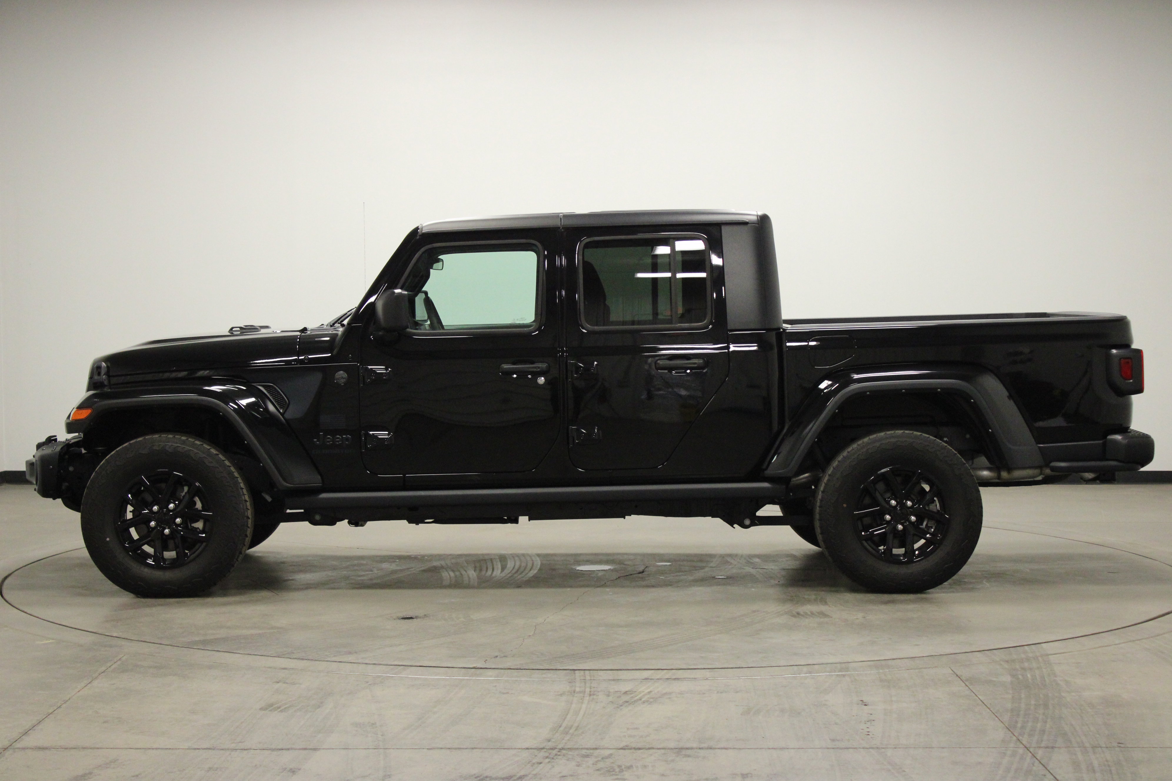 Used 2023 Jeep Gladiator Sport image 5