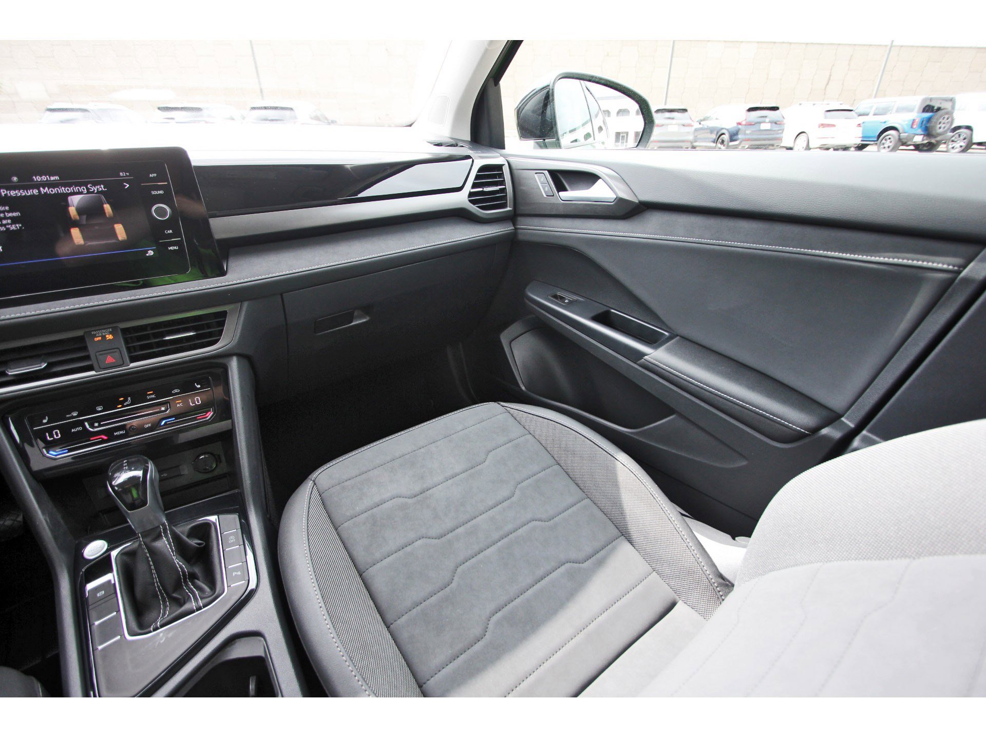 Used 2025 Volkswagen Taos SE FWD image 12