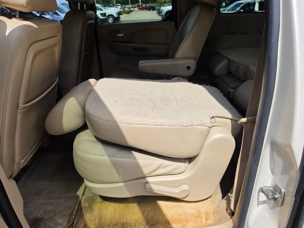 Used 2011 Cadillac Escalade ESV Premium RWD image 37