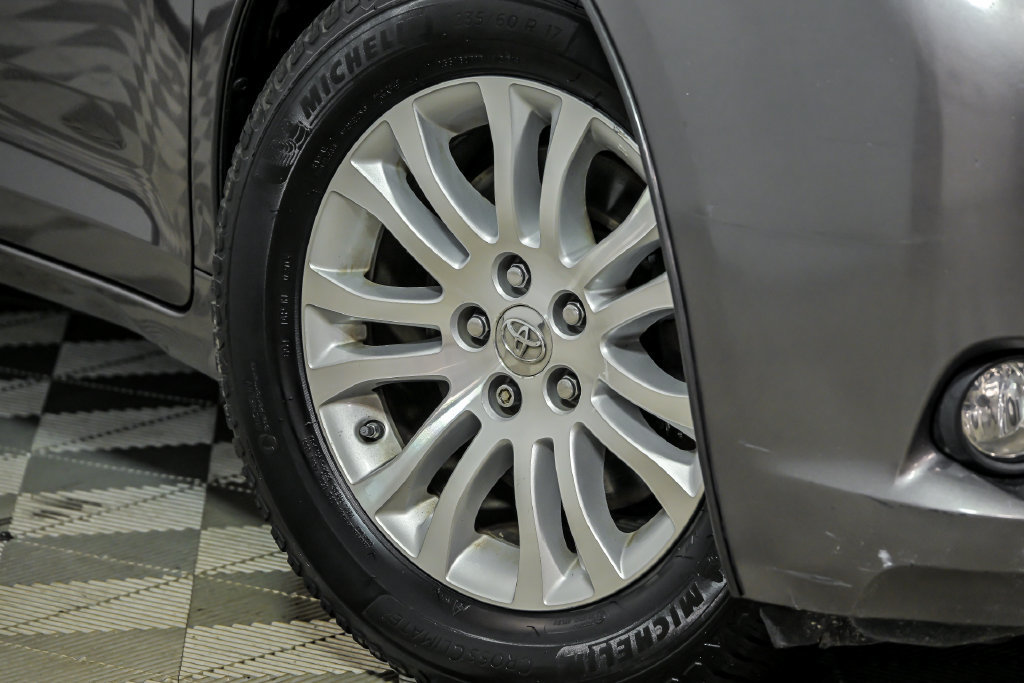Used 2015 Toyota Sienna XLE FWD image 3