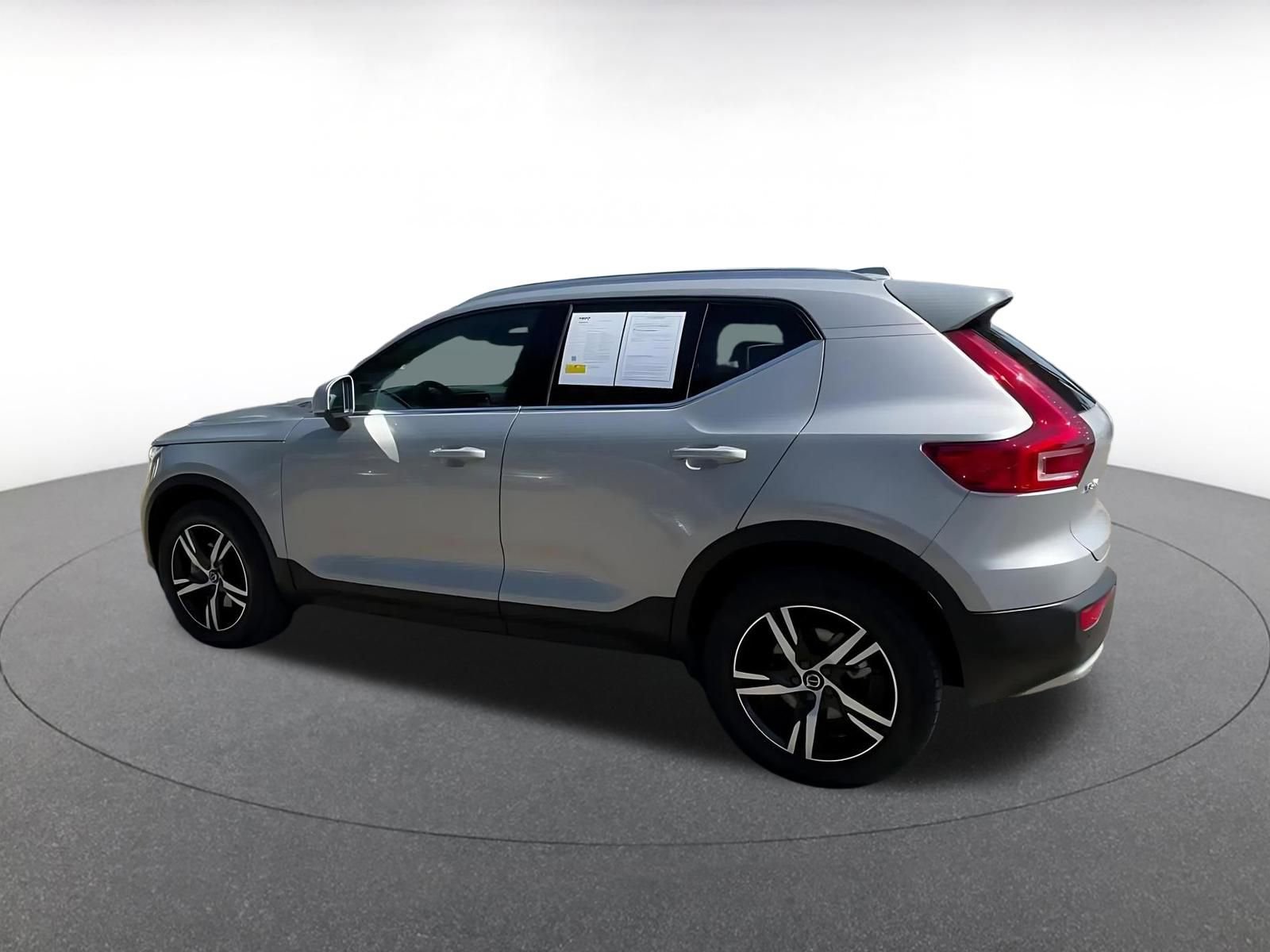 Used 2024 Volvo XC40 B5 Core image 10