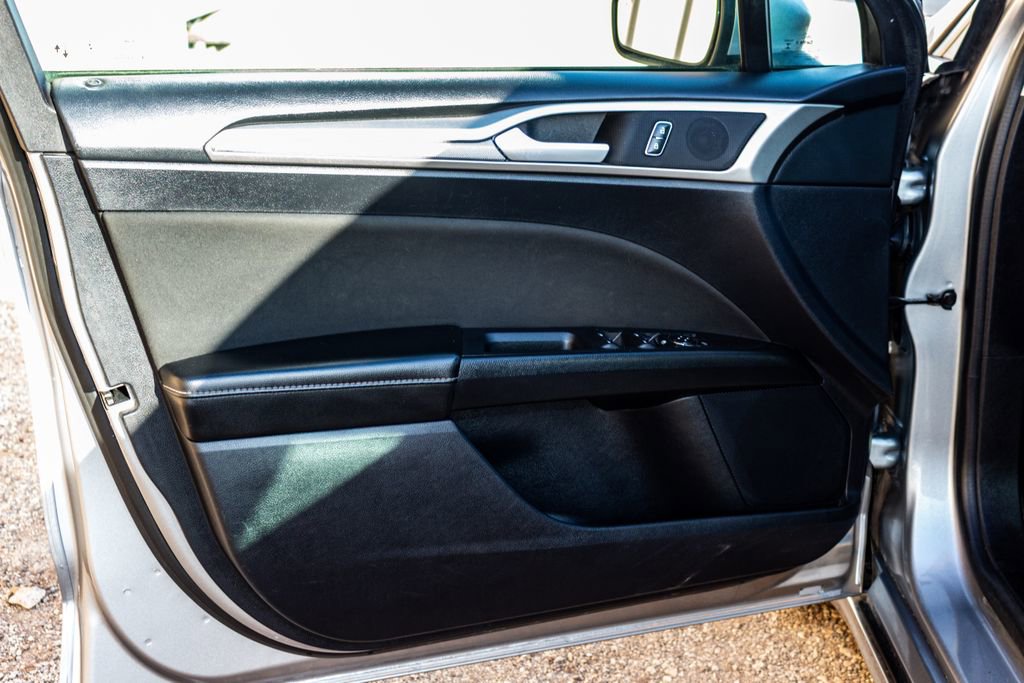 Used 2020 Ford Fusion SE image 20