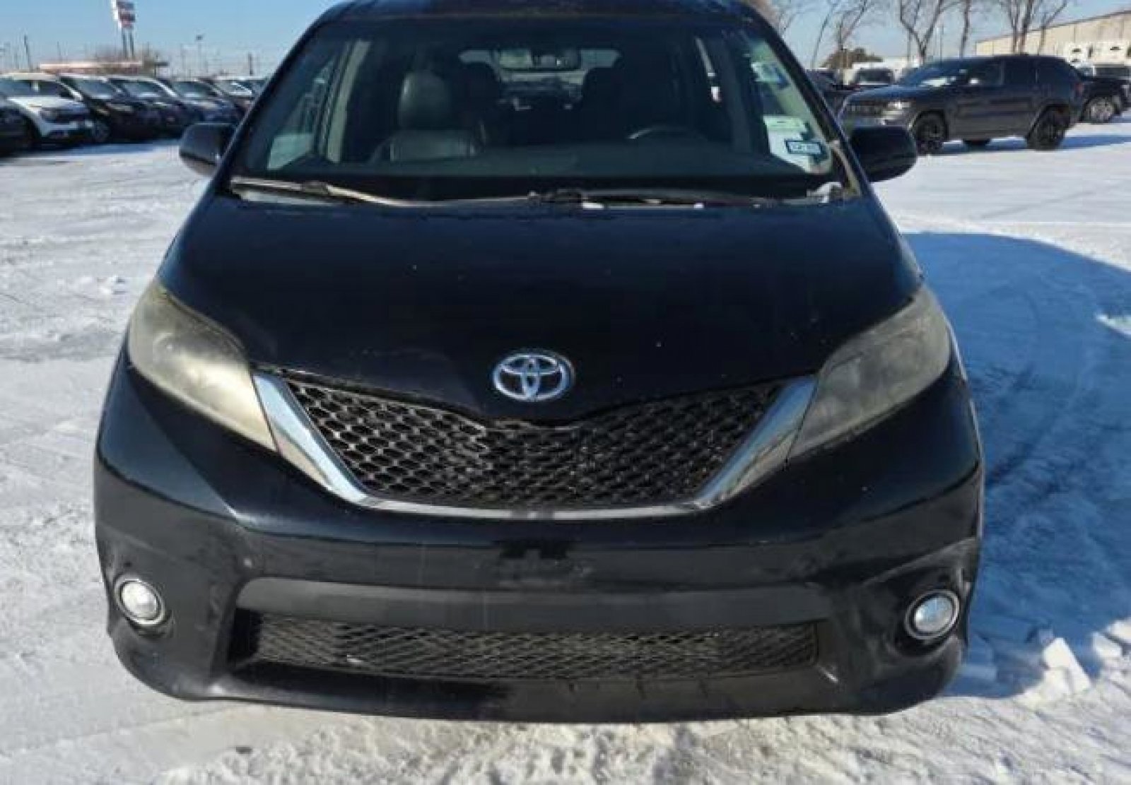 Used 2015 Toyota Sienna SE Premium image 2