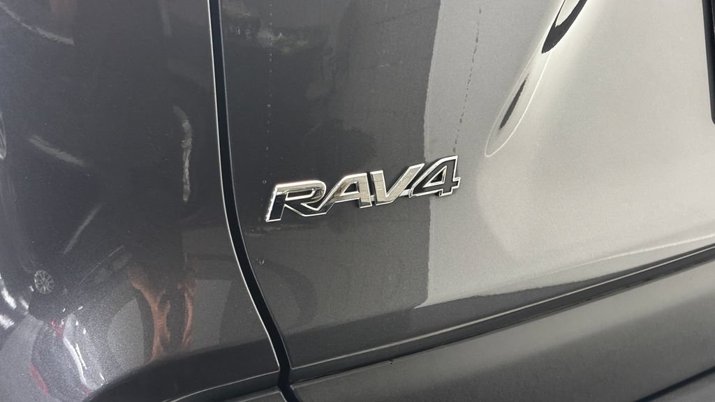 Used 2023 Toyota RAV4 LE AWD/4WD image 7
