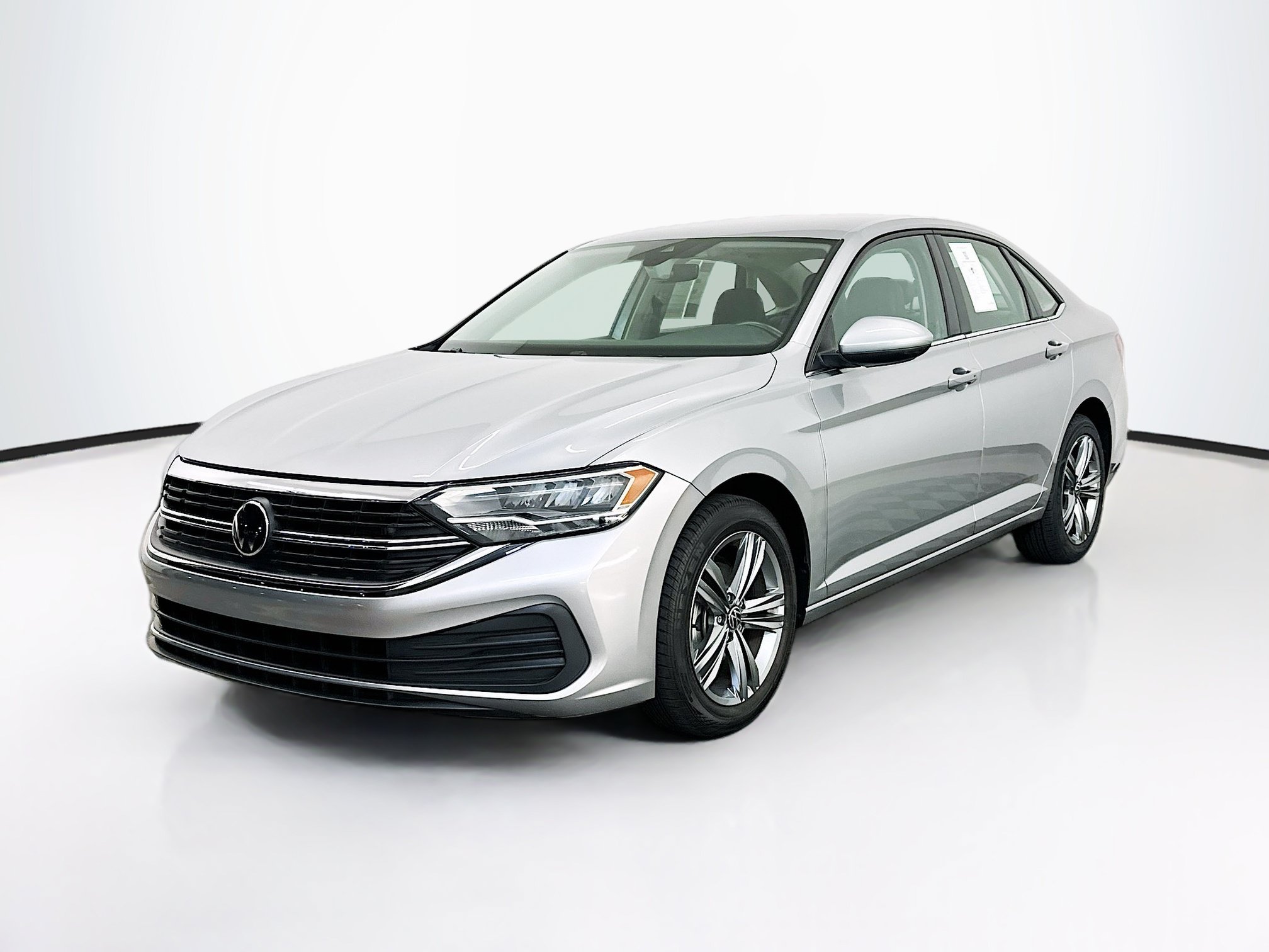 Used 2024 Volkswagen Jetta SE FWD image 3